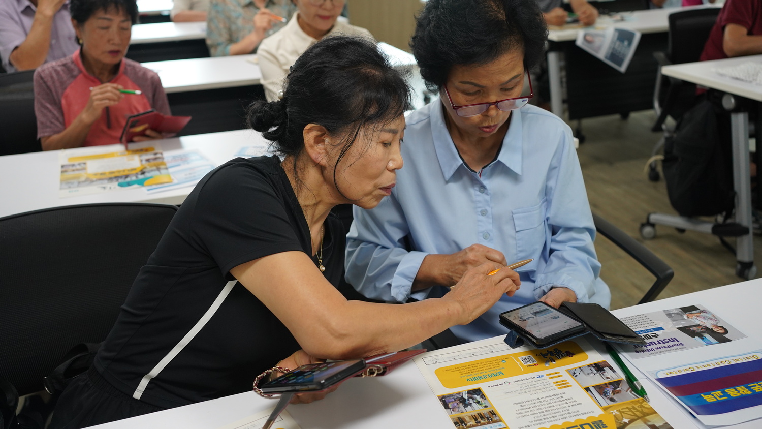 디지털 세상과 통하는 법, 복지관이 알려줍니다!