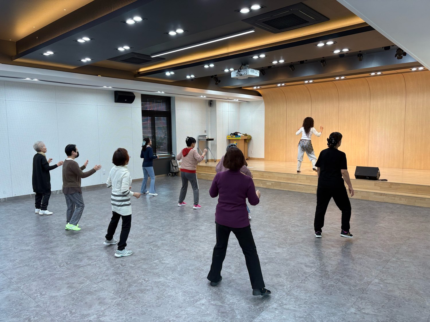 스텝은 가볍게, 웃음은 가득하게! ‘라인댄스’ 교실 개강