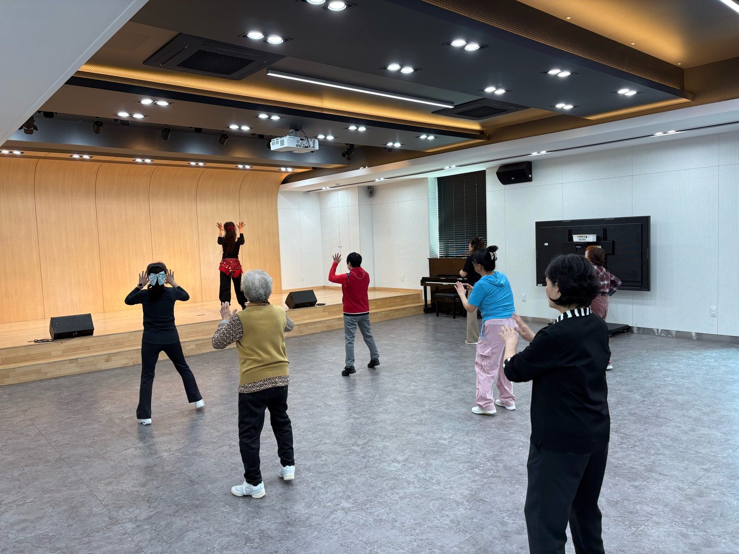 스텝은 가볍게, 웃음은 가득하게! ‘라인댄스’ 교실 개강