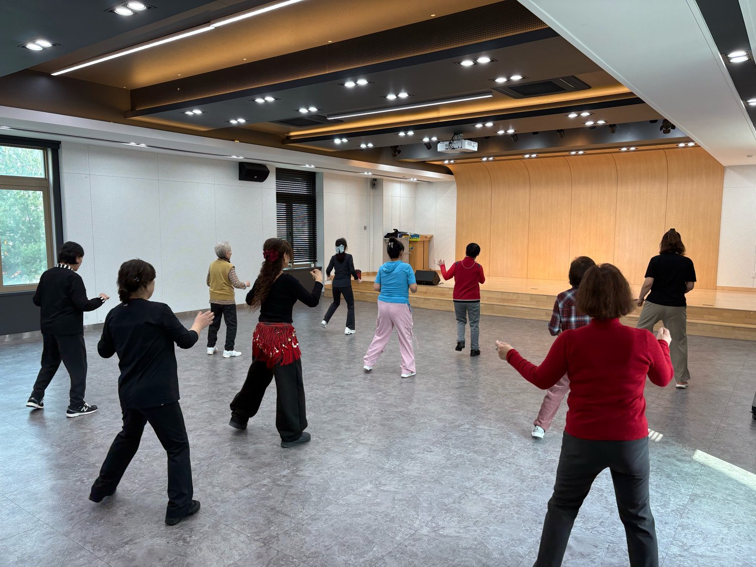 스텝은 가볍게, 웃음은 가득하게! ‘라인댄스’ 교실 개강